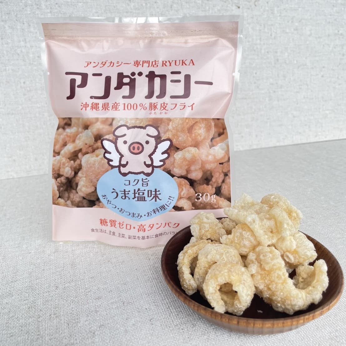 器に盛られたアンダカシーとパッケージ
